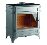 Cast iron wood stove that can accommodate 60 cm long logs